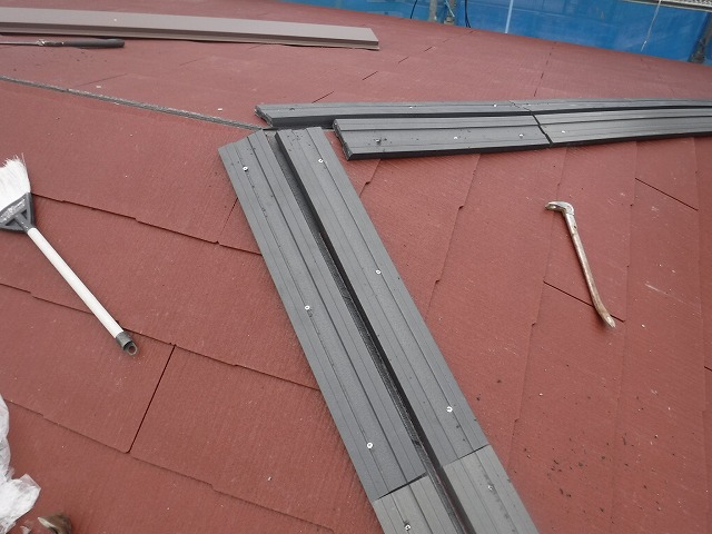 名古屋市名東区で実施した土葺き瓦屋根からカラーベストへの葺き替え工事に伴い、棟板金を施工し工事を完了していく様子